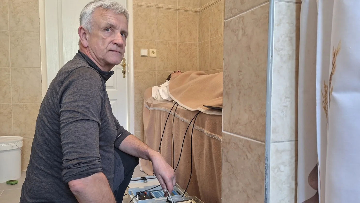 Ing. Tomáš Kocman u měřicí ústředny s teplotními čidly