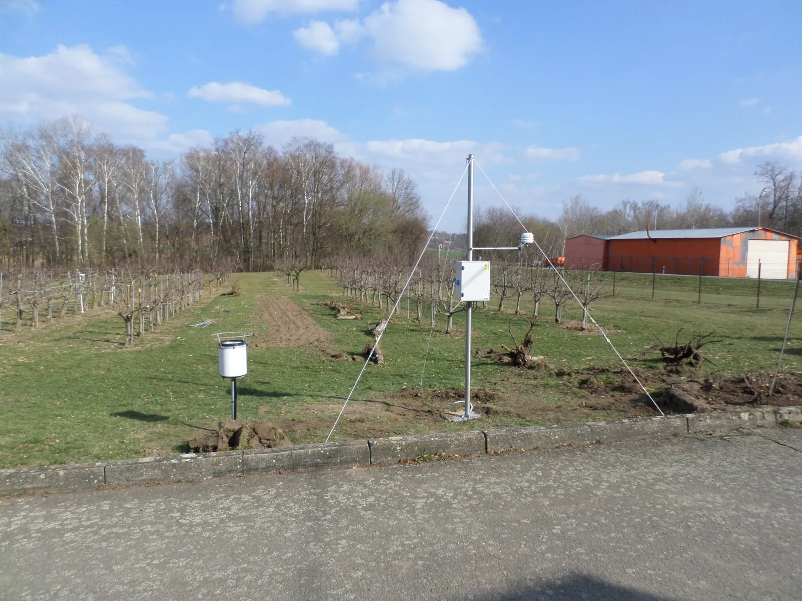 Stanice v Lysicích – stožár, rozvaděč a vyhřívaný srážkoměr